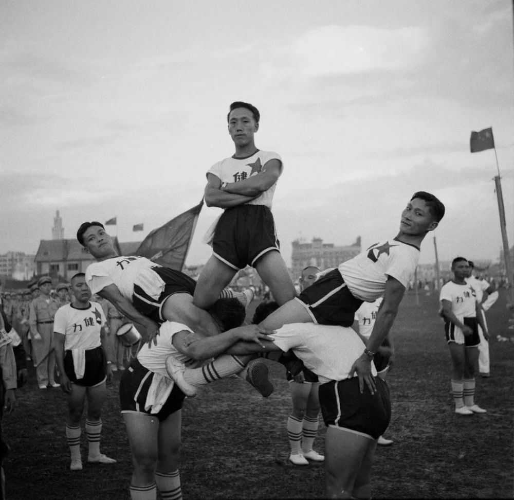图四中,五名不知名健力士以人体组成五角星——沪语"凹造型",此之谓也