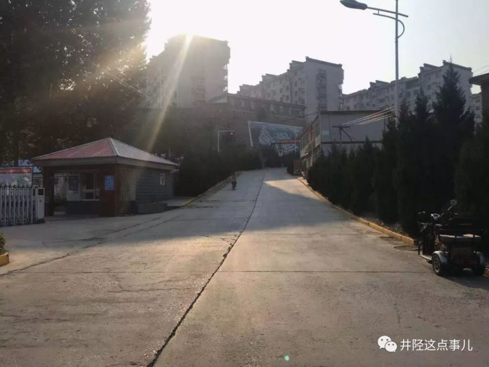 图为富达山庄新修的道路,位于欢喜岭小区对面,结结实实地水泥路,并且