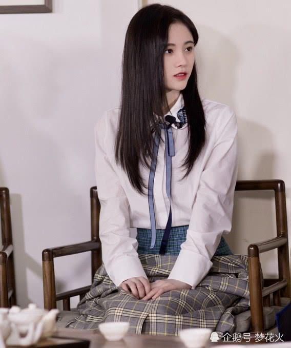 有一种乖巧叫做鞠婧祎坐,当看到坐姿后,像极了邻家女孩!