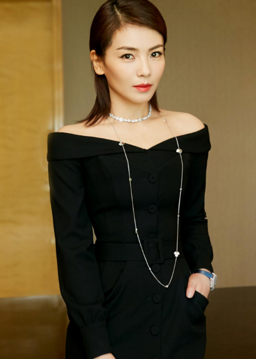 刘涛穿全黑一字领高叉裙又美又飒,气场强大,红唇甜笑尽显女人味
