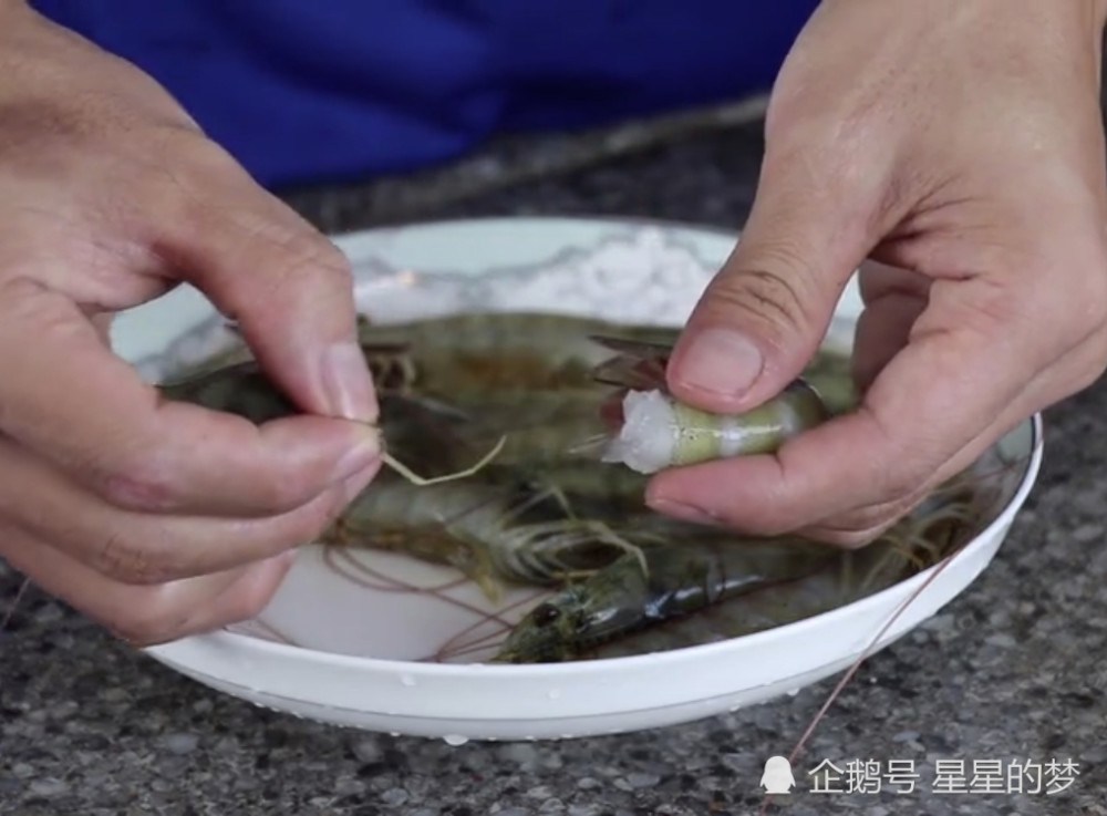 不要再做普通的白粥了,加入海鲜的粥,味道