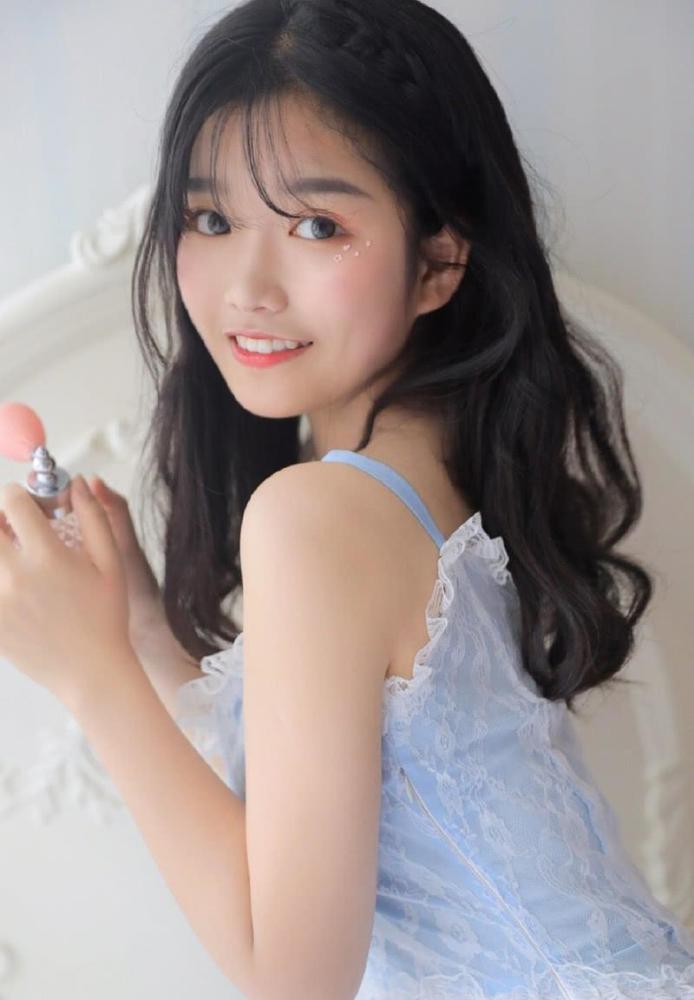 长发美女身穿蓝色吊带,清新自然惹人爱