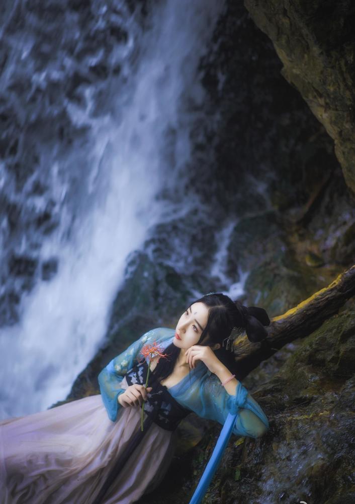 瀑布下山水中的汉服女神,像是在人间仙境