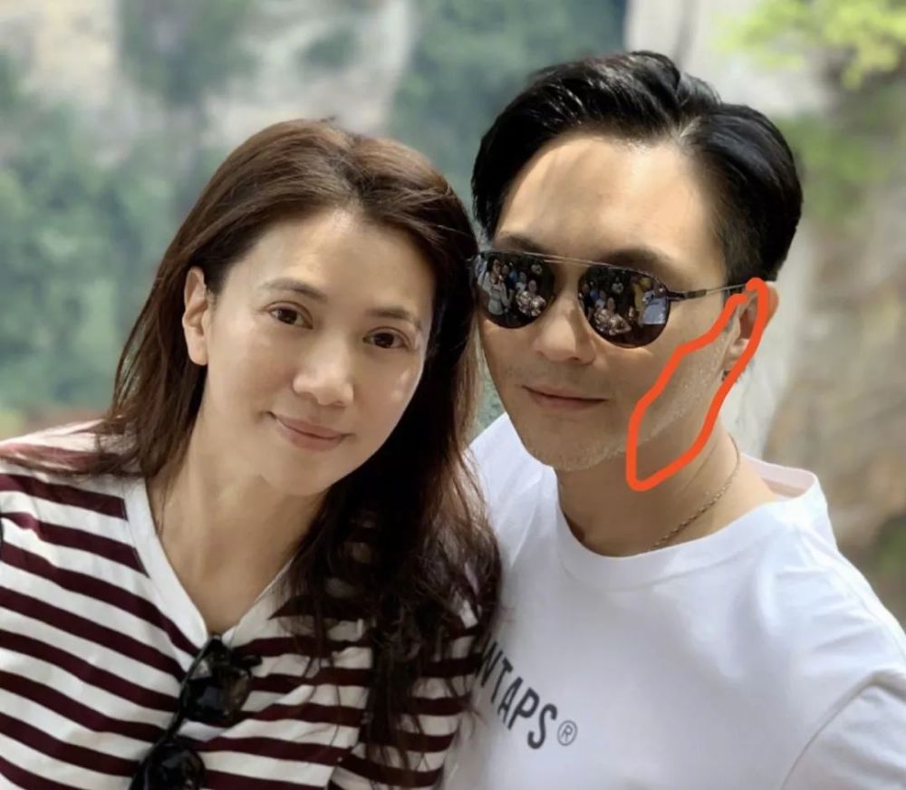 48岁袁咏仪素颜照皱纹明显,张智霖的胡渣也变白了