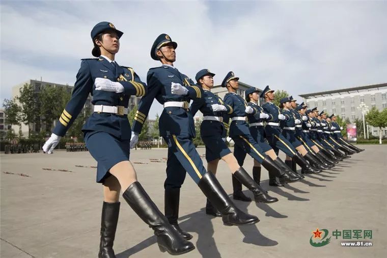中国军人踢正步,为啥特别帅帅帅帅帅?