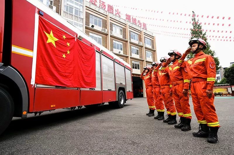 凝聚着每个中国人的爱国热情 是消防员的颜色 也是长明灯中的蓝焰 它