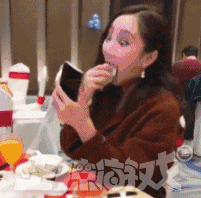 正惊gif:美女吃包子有两幅面孔,妹子让vr管理员成高危