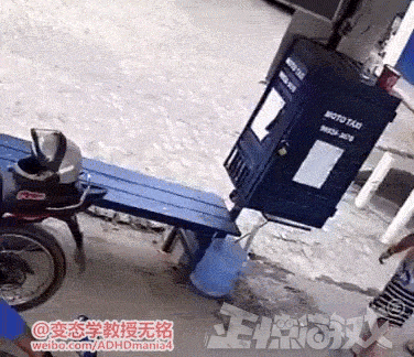 正惊gif:美女吃包子有两幅面孔,妹子让vr管理员成高危