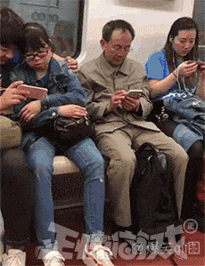 正惊gif:美女吃包子有两幅面孔,妹子让vr管理员成高危