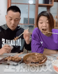 正惊gif:美女吃包子有两幅面孔,妹子让vr管理员成高危