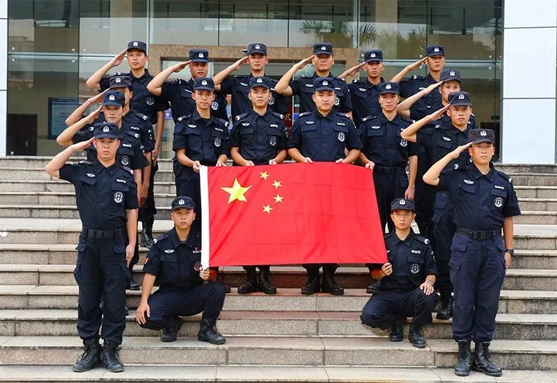 "警察蓝"守护"国旗红"