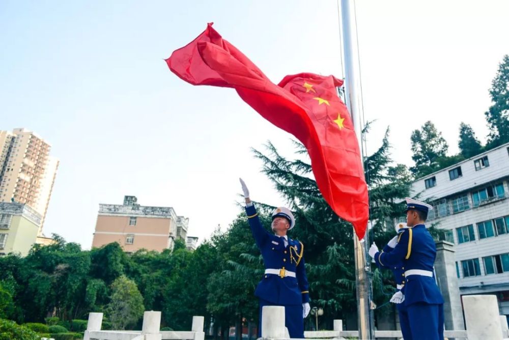 升国旗,奏国歌!贵州消防员祝祖国母亲生日快乐!