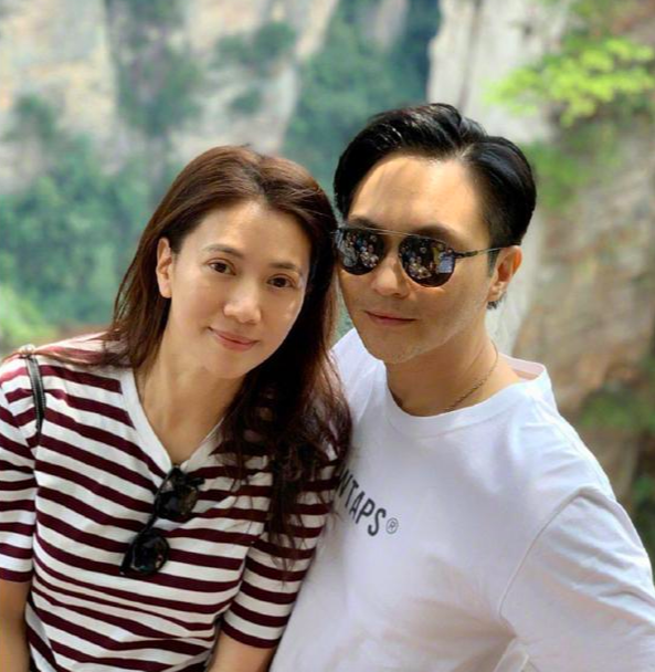 张智霖袁咏仪同游,拍照姿势太接地气,坐缆车的表情亮了