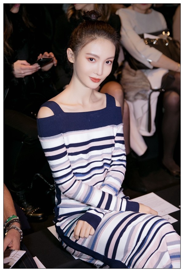 明星时尚写真壁纸:金晨身穿清丽的粉彩色条纹长裙,锁骨格外抢眼