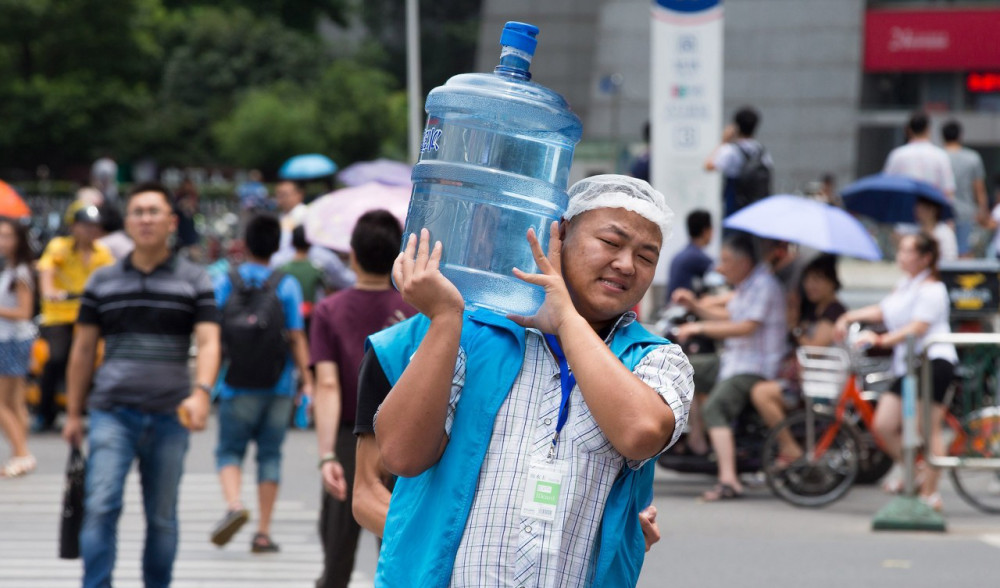 三伏天炎热酷暑,杭州地铁站成避暑"圣地"多是外地务工