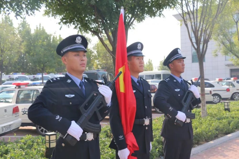 升旗仪式结束后,副市长,公安局长张建兵做了热情洋溢的讲话.