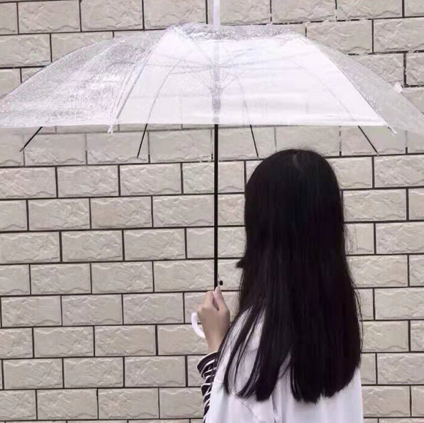 这张头像上的女生撑了一把伞,自己走在雨中,这样的一个场景相信很多人