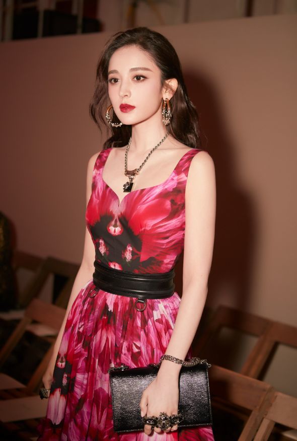 古力娜扎,吊带裙,漫撕女,人间水蜜桃,时装周