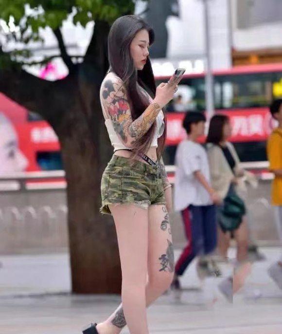 很有个性的纹身小姐姐!身材高挑,美腿修长!女神范十足