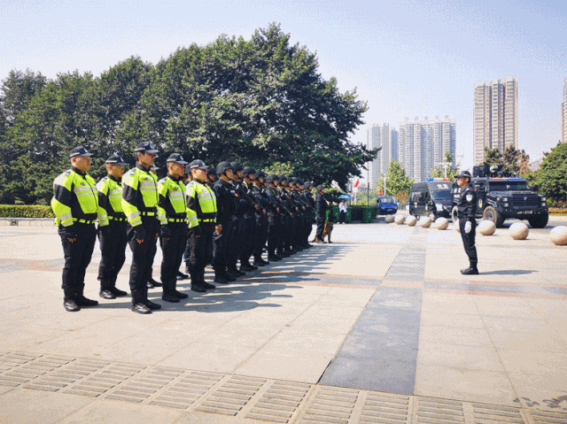 国庆一级巡逻防控启动 交警,巡警,铁骑,派出所等各警种 顺着城市脉络
