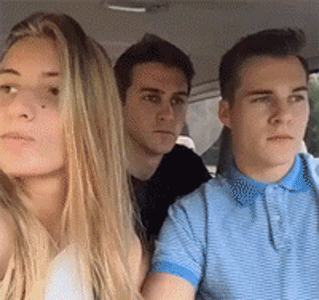 搞笑gif图你看看那享受的小表情想必是真的舒服到了吧