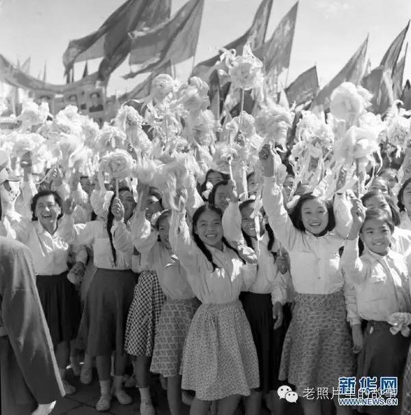 这是1953年10月1日国庆节庆祝大会上,孩子们经过天安门主席台时高举