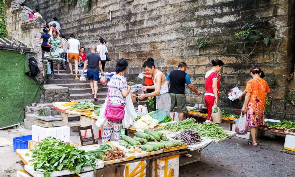 重庆江北玉带山地铁站附近有个菜市场,而这里每周五的