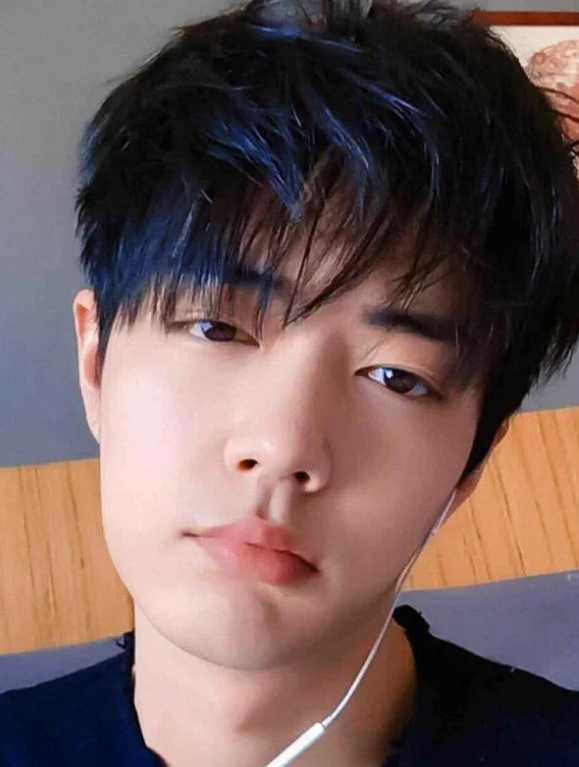 本以为肖战卖萌就很可爱了,看到嘟嘟嘴,我先抱走了!