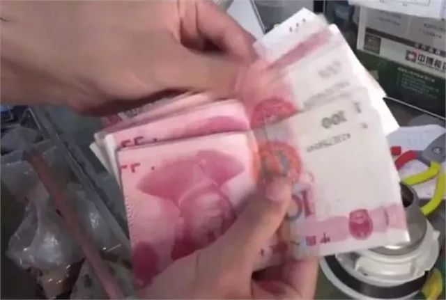 陌生男子送钱给丈夫,还要拉手抱抱去喝酒?女子醋意大发怒报警