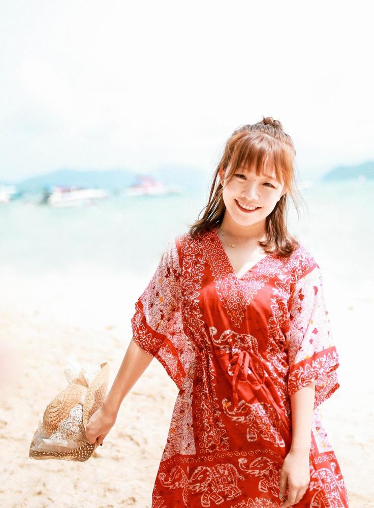 沙滩边的姑娘,爱笑的女孩才最美