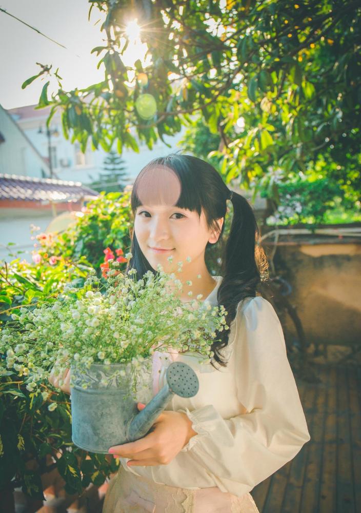双马尾小姐姐,享受春日美好时光
