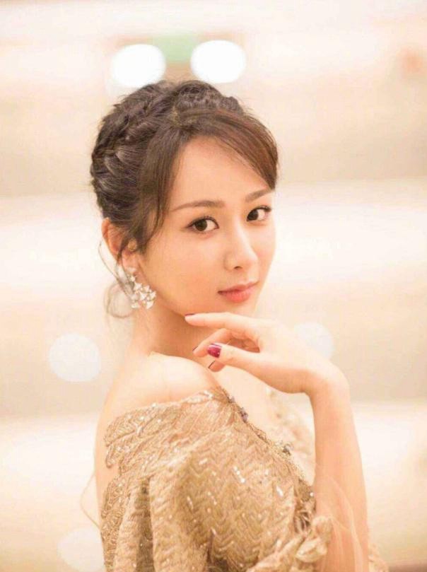 盘点五张杨紫出道以来"最美"的照片,华容婀娜,令我忘餐