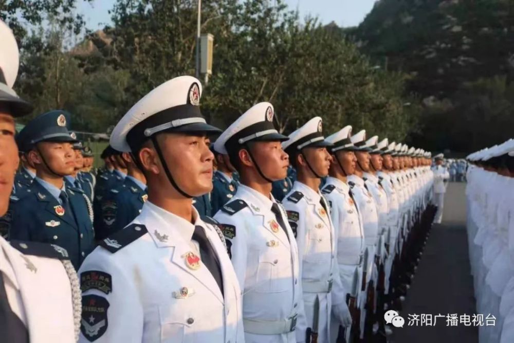 肖方杰,太平街道肖家村人,28岁,参加了70周年阅兵预备役方阵.