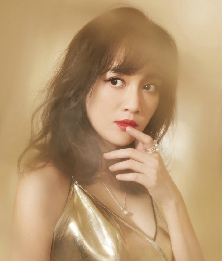 台湾美女明星陈乔恩,性感火辣,红唇引人注目