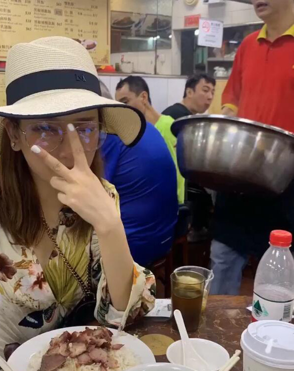 带21岁女友路边摊吃饭,津津有味,完全没有偶像包袱.