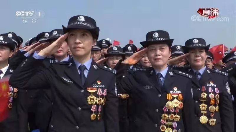 在中间的那位,就是第十三届全国人大代表,全国劳模,第九届全国"人民