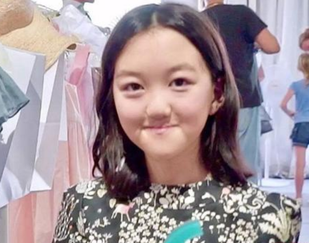 谁说患有兔唇的李嫣丑?画上浓妆的她与常人无异,大波浪尽显成熟