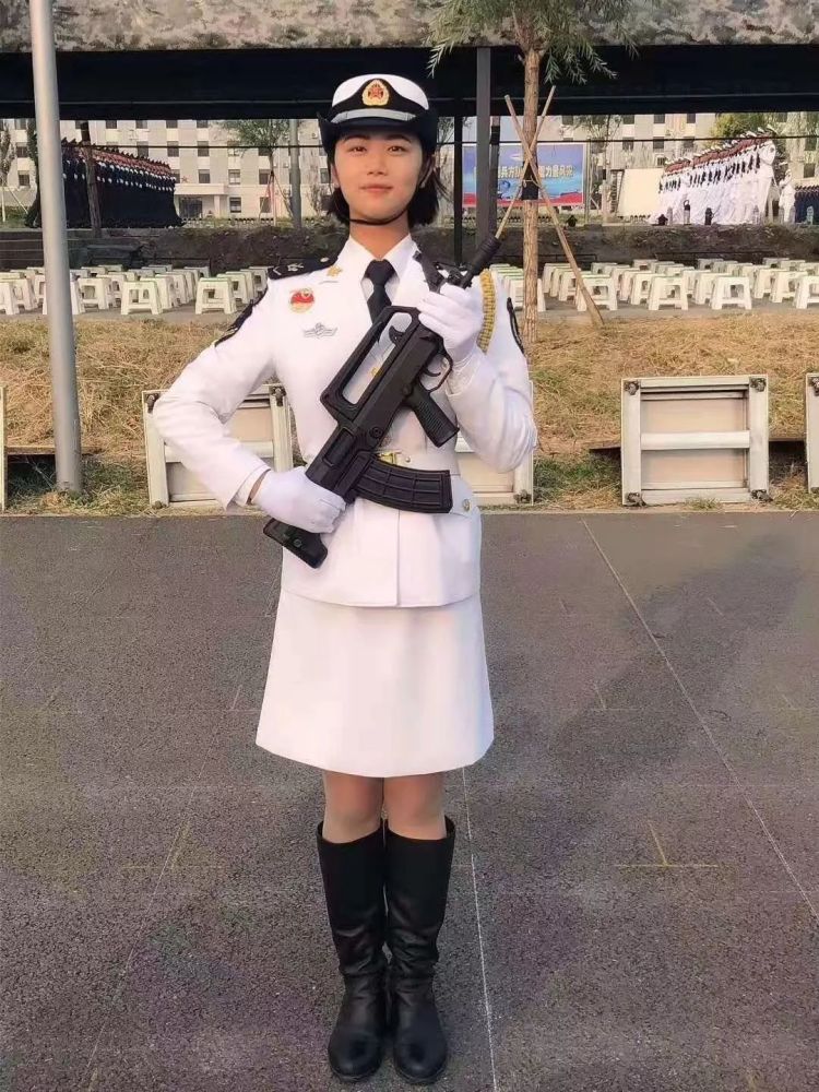 在英姿飒爽的女兵队伍中 有一位咱们上虞的姑娘 她叫沈美玲 是盖北镇