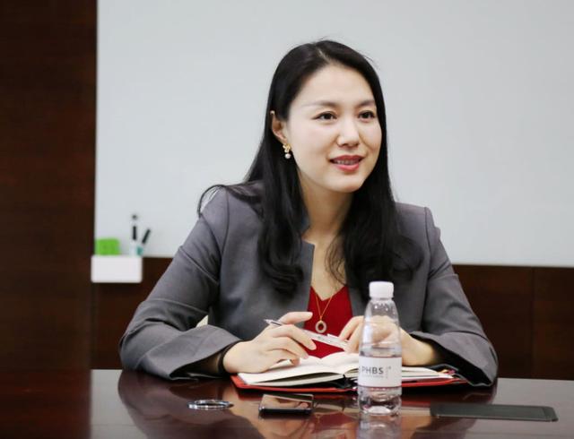 北大最美女教授,素颜上课也座无虚席,被称为"天之骄女