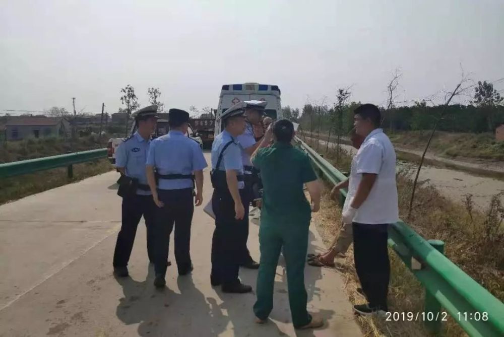 后跳入水中及时将轻生者救起 10月2日上午 荆州开发区岑河农场某路段