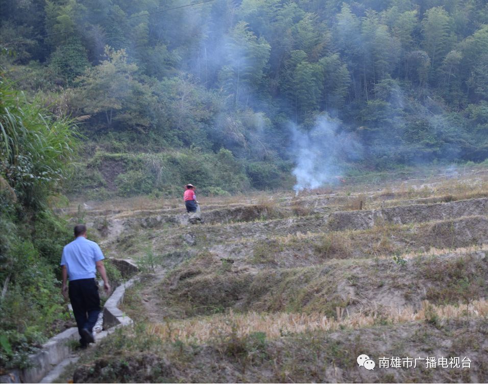 已被行政拘留; 2019年10月1日,帽子峰镇富竹村狮石村小组村民黄某某