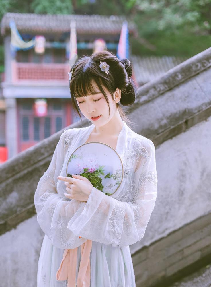 文静温柔的女孩,举止优雅端庄