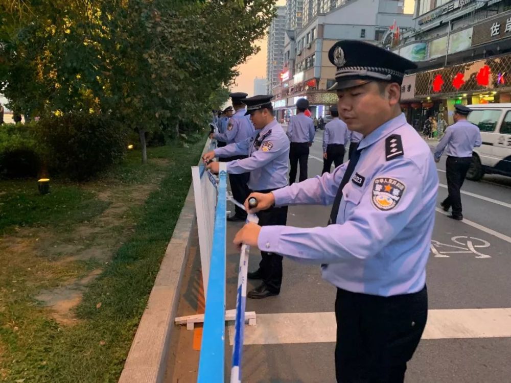 元宝公安分局民警也在江边拉起警戒线,市民在警戒线外等候.