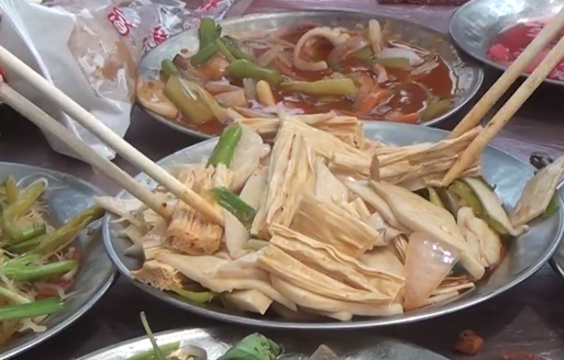 实拍:河南农村正宗流水席,酒菜都是用大盆盛,300块钱一大桌