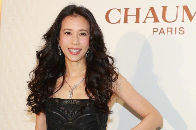 49岁莫文蔚身材不输超模,穿抹胸连衣裙配长卷发,美得明艳闪耀