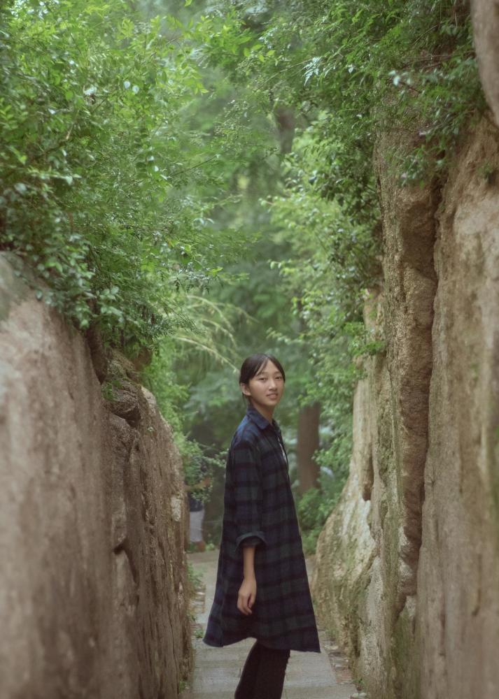 朴实素颜乡村女孩,绿黑格子宽松衬衣