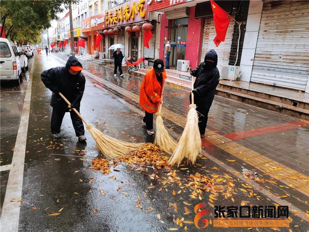 清晨,环卫工人在怀来县燕京路上清扫落叶.