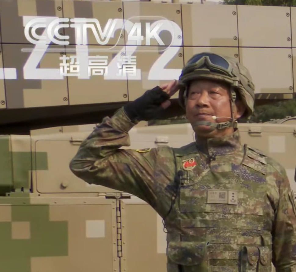 首长敬礼全图(4k),在靠近观察时,迷彩变了,出现了第二种效果