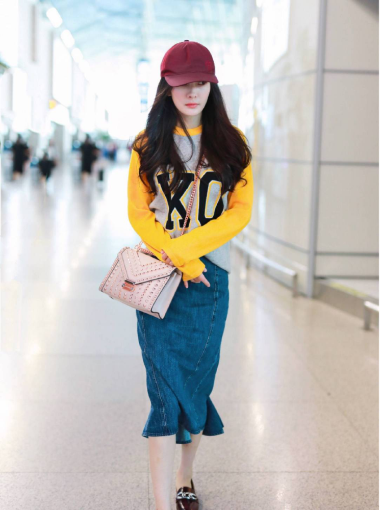 杨幂"带货女王"果然名不虚传,拼接色卫衣搭牛仔裙,少女感十足