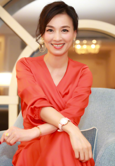 张庭晒近照,镜头拉近十倍显真容,谁敢信这是49岁的脸